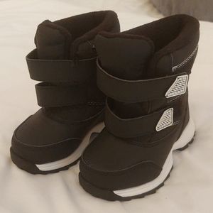 Brand new never worn snow boots!!!!!